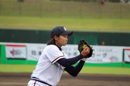 ショートフライを、しっかり捕球する那須選手