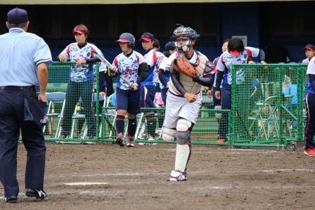 まぶしい時はマスクの下にもスポーツグラスを付ける清原選手