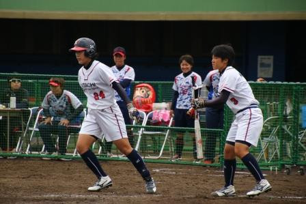 四球を選んだ木村選手のバットを受け取る松本選手