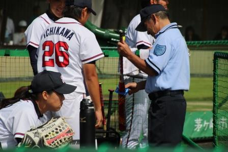 試合前には必ず用具の点検があります