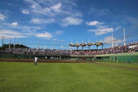 青い空とスタンドを埋め尽くす観客