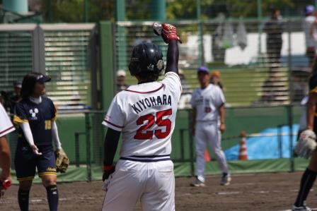 センター前ヒットで先取点を挙げた清原選手