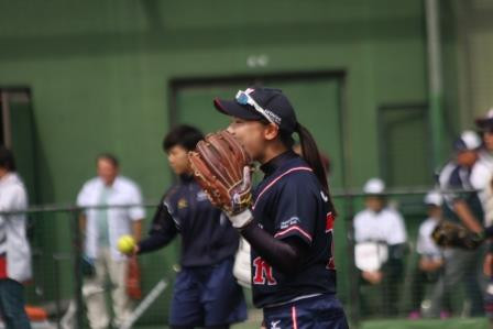 フィールディング練習中、大きな声で仲間を応援する泉(礼)選手