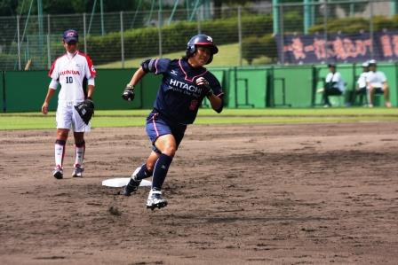 左中間へのホームラン！早いペースでベースを廻る田邊選手