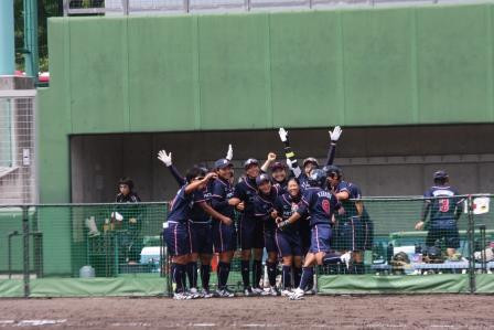 田邊選手のホームランで先制点！歓喜に沸く選手たち