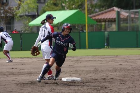 右中間へのヒットで３塁を狙う長谷川選手