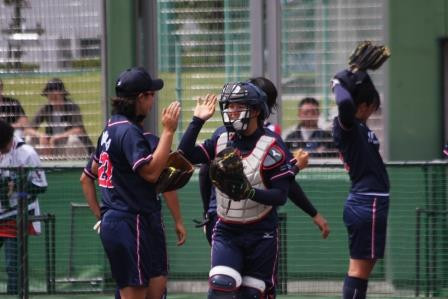 試合の締めを任された岡村－鈴木選手の若手バッテリー