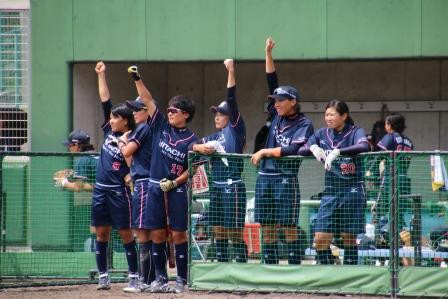 ランナーにガッツポーズを送るベンチナイン！！