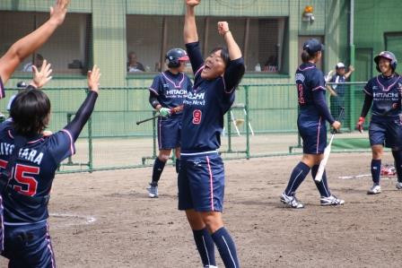 追加点が入りベンチを盛り上げる田邊選手！