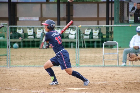 センター前ヒットで結果を出した槌谷選手