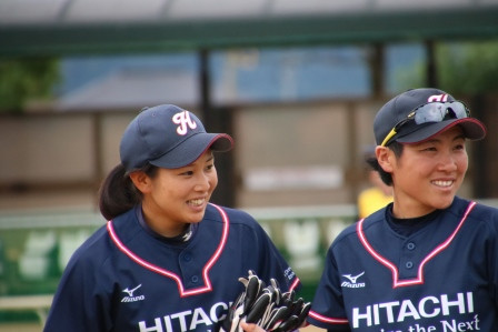 守備に就く仲間を笑顔で送り出す松畑選手と林選手