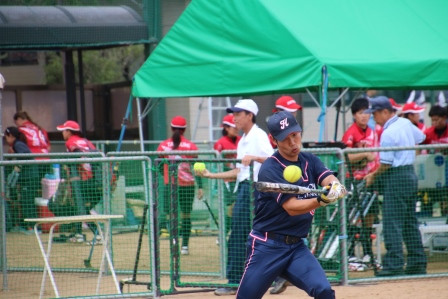 シートノックで選手の闘志を引き出す笠間コーチ