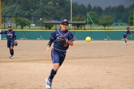 さぁ、不思議な写真です。ボールを取る所か、投げた後か？