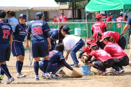 選手総出で水抜き。次の試合を待つSGHの皆さんも手伝ってくれました。