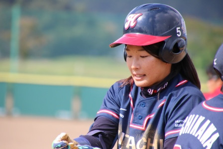 １塁ヘッドスライディングを決めた長谷川選手