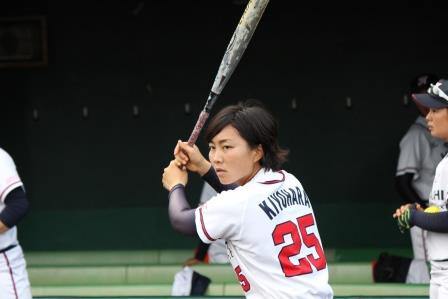 試合前に集中力を高めている清原選手