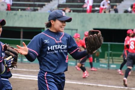 味方のファインプレーに喜ぶ泉（花）選手
