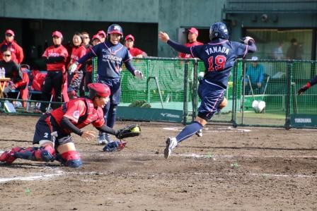 タッチをかわしホームイン！！