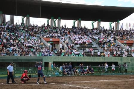 大歓声の期待に応えるタイムリーを打った山田選手