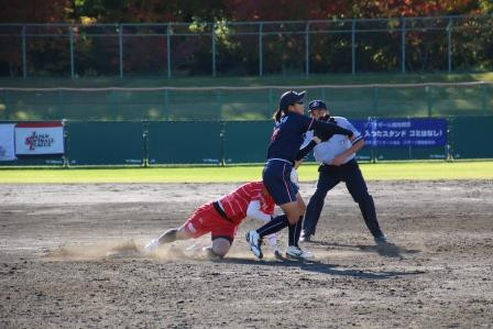 ダブルプレー狙って１塁へスローイング那須選手