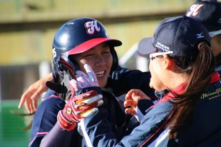 笑顔でベンチに戻った清原選手