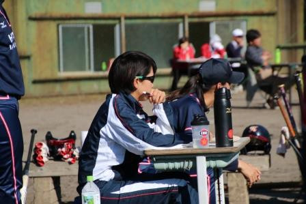 スコアを書く栗原マネージャー