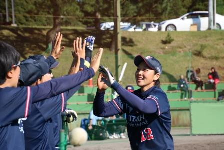 ベンチを盛り上げる関口選手