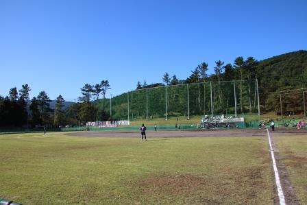 自然いっぱいのグランドでプレーボール！