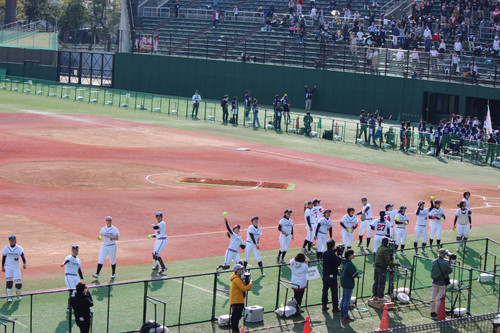 恒例のサインボール投げ。捕った人はラッキーですね！