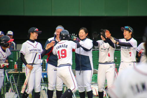 ホームランを打って仲間から歓迎される#山田選手