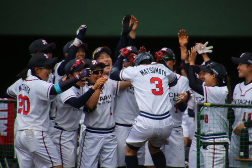 歓喜の輪に飛び込むホームランを放った#松本選手！