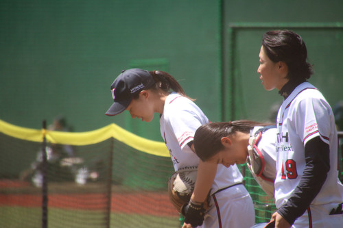 グラウンドに感謝を込めて挨拶する#山田選手、#岡村選手、#鈴木選手