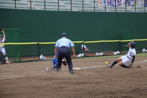 右中間を抜けるヒットで3塁を積極的に狙う#山口選手
