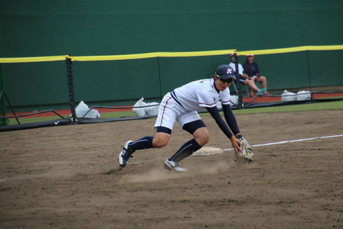 サード強襲でも臆さず捕球する#奥田選手