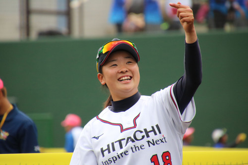 サインボールを投げ入れる＃坂本選手