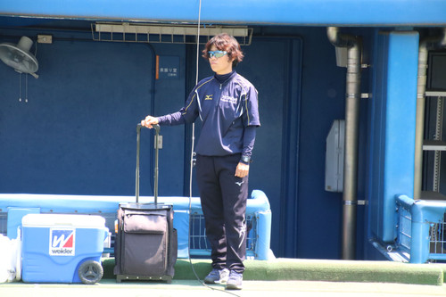 試合前の練習をじっと見つめる#田中トレーナー