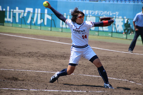 坂本投手の後を受け熱の入った投球をする#泉投手