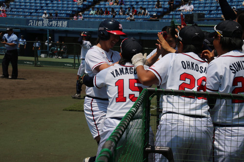 歓喜の祝福を受ける２ランホームランの#ペンドリー選手