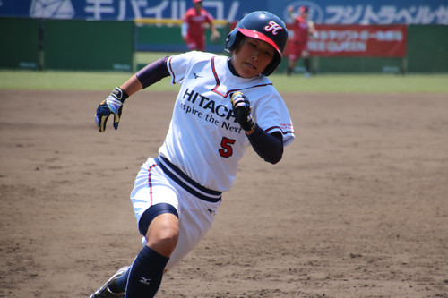 山口選手の３ベースヒットで１塁からホームを目指し激走する#屋禰選手