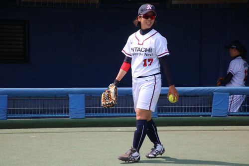 投球練習の合間に戦況を見つめる#近藤投手