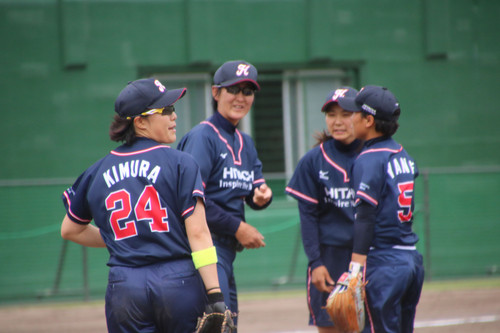 マウンドに集まる内野手と#齋藤監督