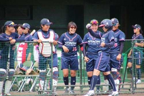 ホームインしてガッツポーズを決める#山田選手