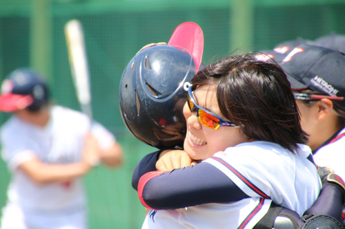送りバントを決めた#松岡選手を迎える#泉選手