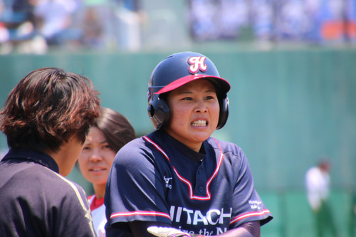 デッドボールに痛さもこらえて１塁に立つ＃松畑選手