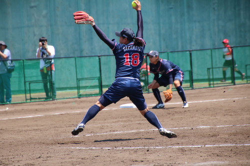 豪快なフォームで投げる＃坂本選手