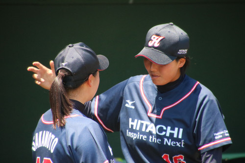 坂本選手にピッチングを指導する＃小薗選手