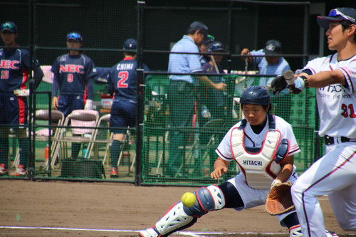 フィールディング練習で構える＃大越選手、緊張しる？