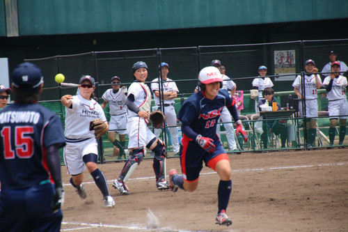 ピッチャー前送りバントを処理する #岡村選手