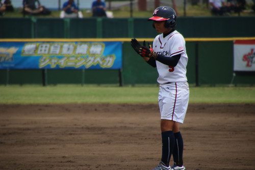 ヒットを打ち塁上で喜ぶ #屋禰選手