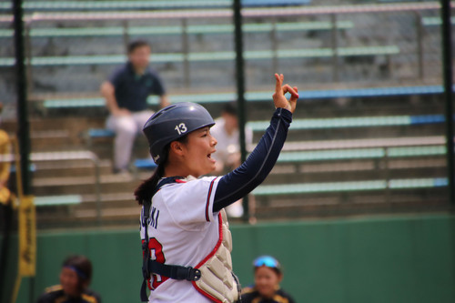 ツーアウト！とチームを鼓舞する#鈴木選手